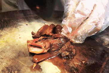 再来说说肉,不同人都喜欢吃瘦肉,觉得肉夹馍瘦肉放多点不会胖,其实不