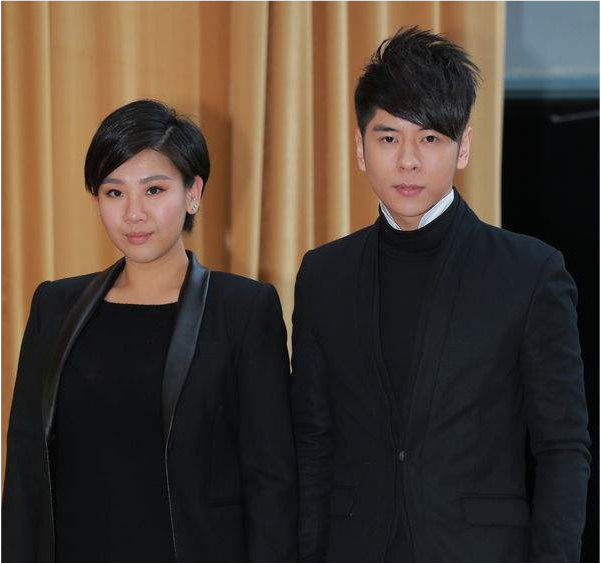 港媒指郑欣宜向男歌手许廷铿求婚现场画面曝光男方笑得站不稳