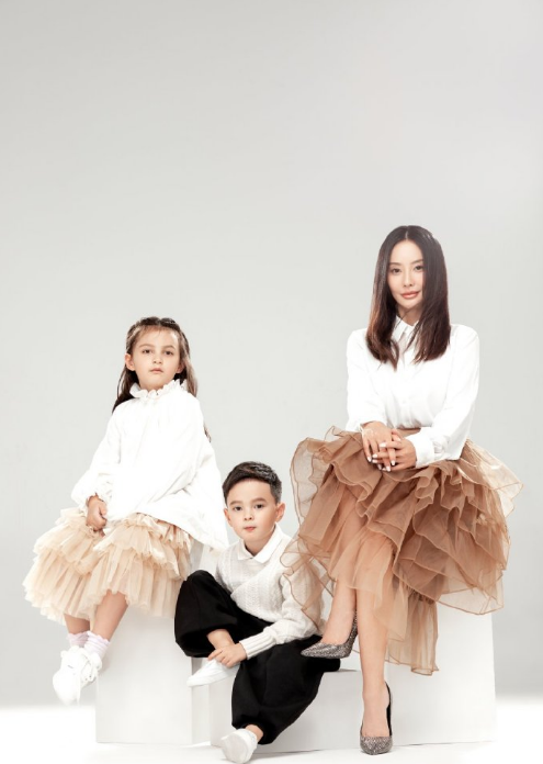 马雅舒女儿迎来7岁生日米雅近照暴风长高大眼双眼皮美如天使