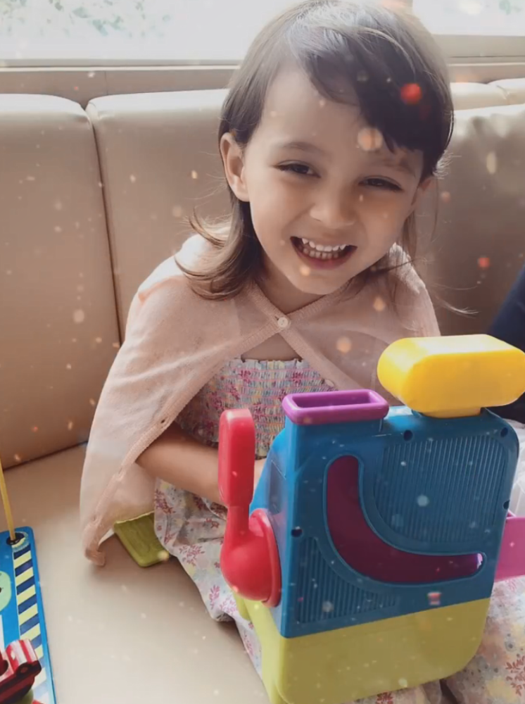 马雅舒女儿迎来7岁生日米雅近照暴风长高大眼双眼皮美如天使