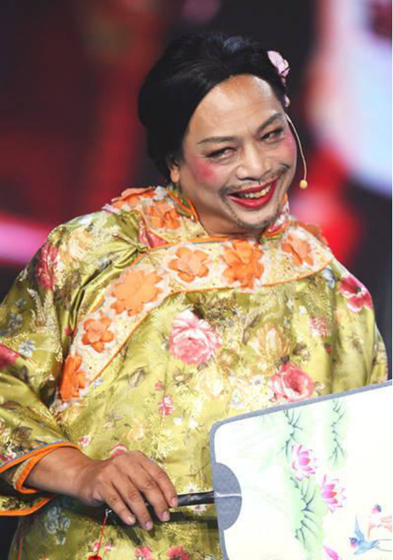 通过这张照片我们可以看出来,照片中除了李建仁老师,还有另外一个人.