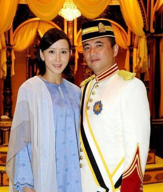 胡静嫁给了马来西亚富商朱兆祥,成为豪门