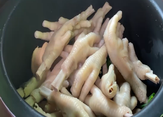 懒人版电饭锅卤鸡爪 超级好吃 最主要自己做的健康安全 电饭煲 鸡爪 卤鸡爪