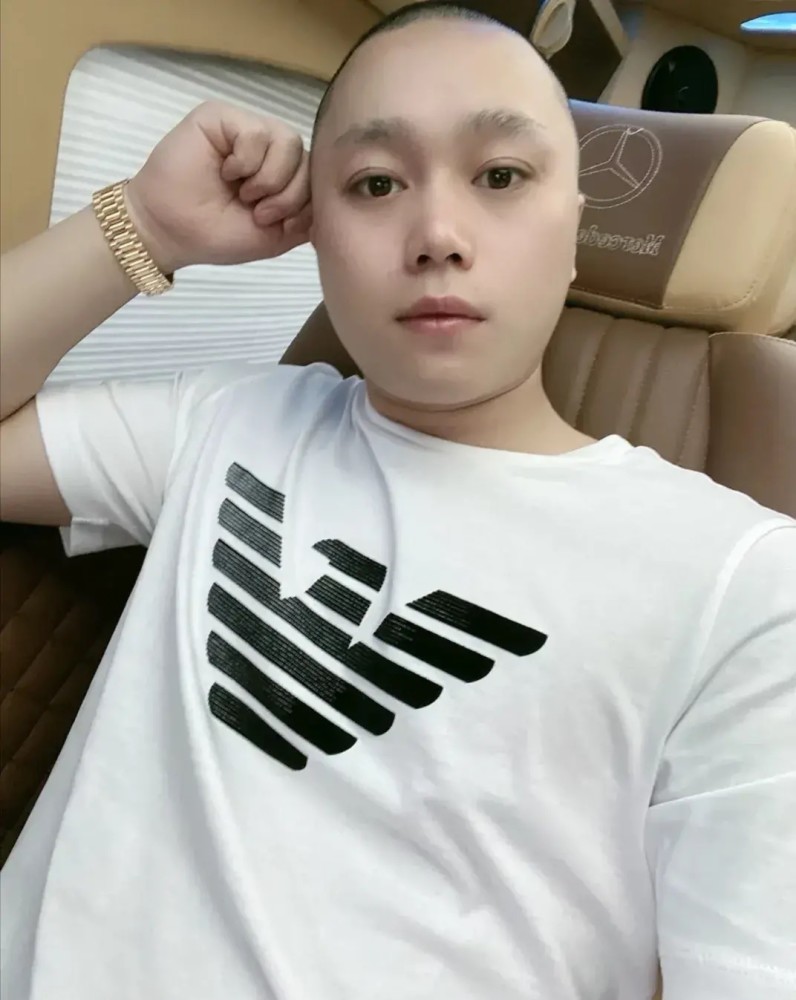 网红刘二狗送自己7000万生日礼物小混混到亿万富翁的蜕变