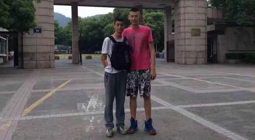 栾利程离开山东龙口一中,转学到浙江的篮球强校诸暨牌头中学