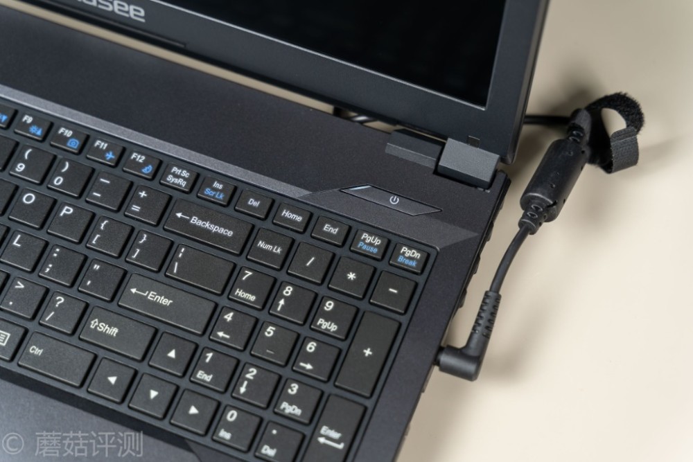 高性价比入门级游戏本神舟战神k670eg6a6游戏笔记本电脑评测