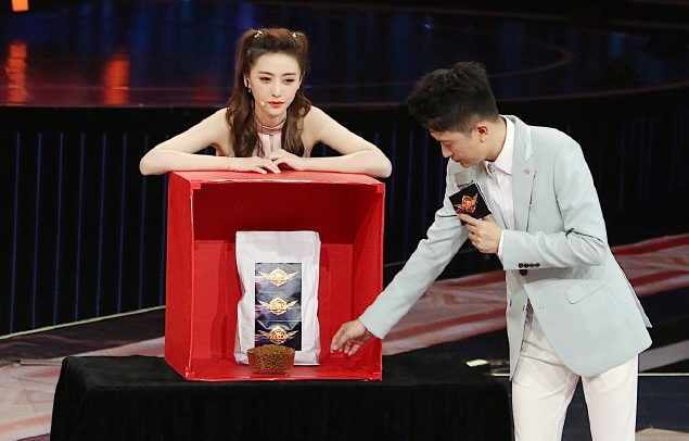 央视黄金100秒频繁更换主持人观众不看好节目收视率