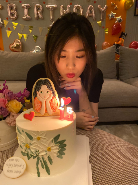 汪峰女儿小苹果庆生,穿得比章子怡还成熟,被调侃和醒醒更像母女