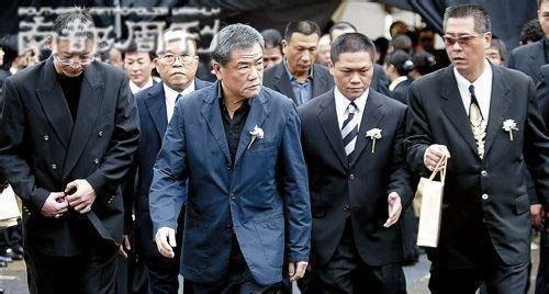 当时中国人的地位十分低下,华人只有自发聚集成为帮派,自我保护