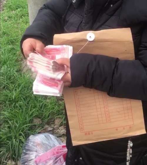 大豐出租車公司的的哥閆英,在後排座位下面撿到了一袋子現金,內有一萬