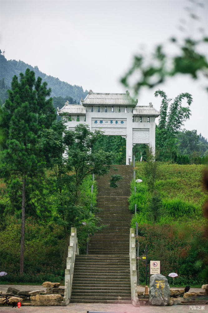 古佛山上有一處百佛園,是景區內重要的組成部分.