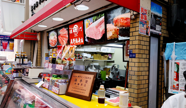 肉铺不像是一般台湾菜市场的肉摊,除了卖各种各样的日本和牛肉让顾客