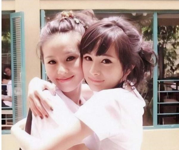 杨幂刘诗诗同框合照登上热搜引起吃瓜群众热议诗幂情话题不断