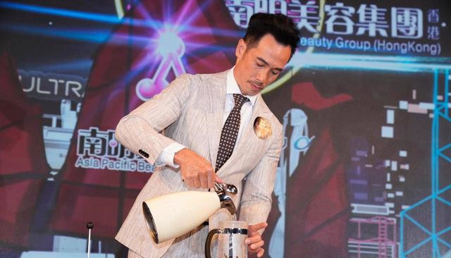 萧正楠贴面险传新冠谢玲玲热舞感染富豪圈