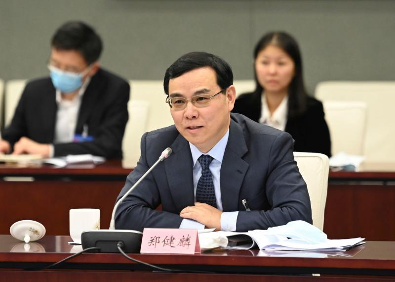 "市委委员,市委组织部常务副部长郑健麟说,要推动干部进一步解放思想