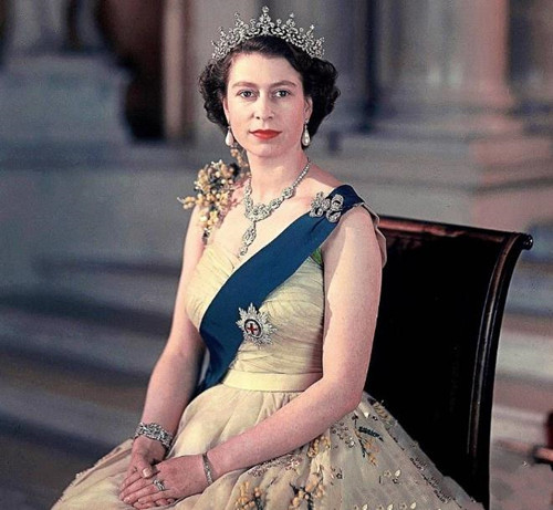 她是世上坐拥珠宝最多的女人，一颗珍珠值2亿，英女王也望尘莫及