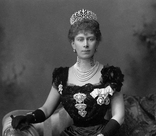 她是世上坐拥珠宝最多的女人，一颗珍珠值2亿，英女王也望尘莫及