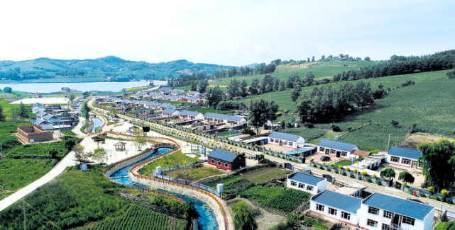 俯瞰双阳区太平镇小石村,道路平坦,绿化精致,房屋整齐,院墙统一,水渠