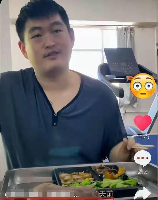  . 赵本山儿子吃盒饭抽10元烟