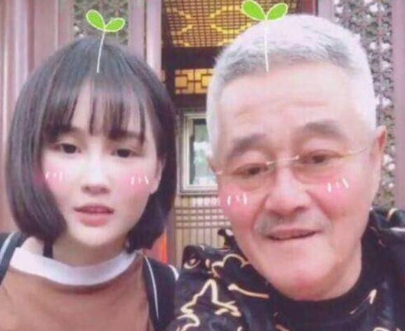  . 赵本山儿子吃盒饭抽10元烟