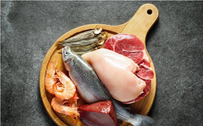 但减肥期间尽量挑选低脂高蛋白的肉类为佳,如鸡胸肉,瘦牛肉,鱼虾肉等