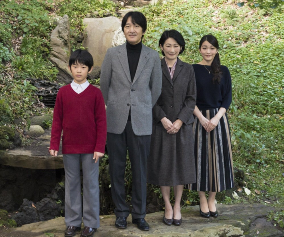 经过典礼之后,现任天皇德仁的亲弟弟文仁,作为皇太弟成为天皇王位的第