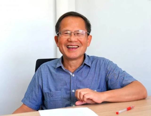 科研工作主要为探讨有机和有机金属夹心高聚物, 低维晶体,富勒烯体系