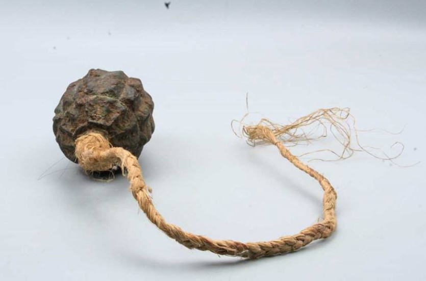 八路军使用的马尾手榴弹周贯五还没到前线,就看到一伙民兵和乡亲涌了