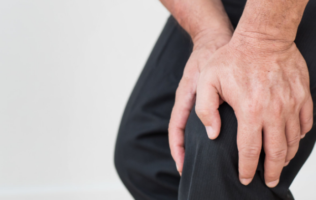 血管|“腿脚”出现4种迹象，十有八九血管“堵”了，尽早去检查，别忽视