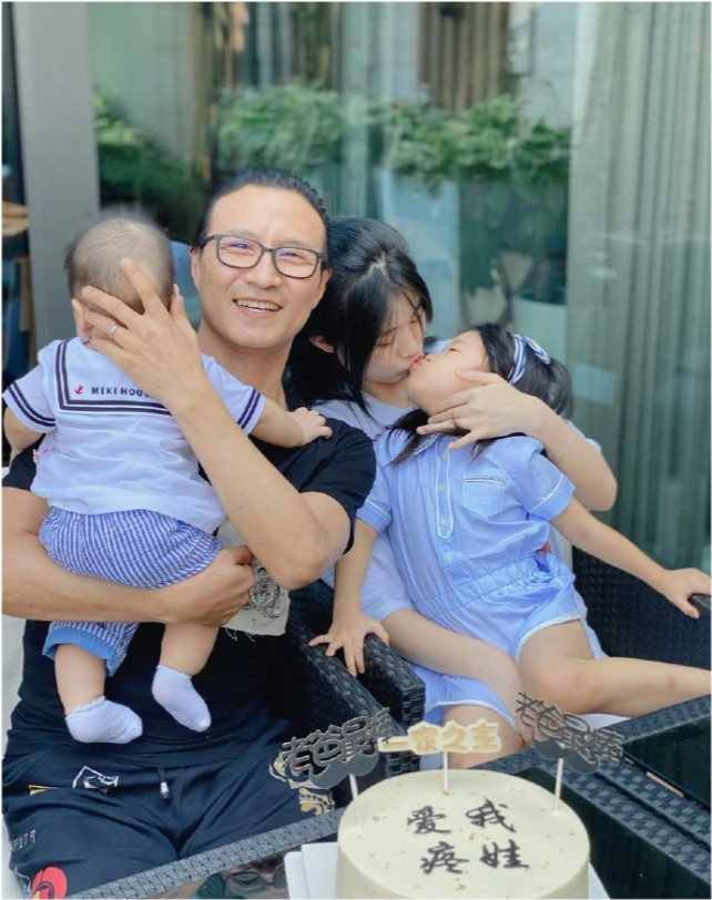  . 章子怡为继女小苹果庆生
