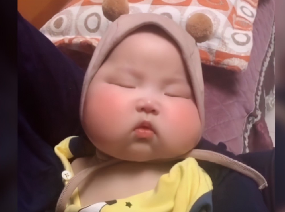 小宝贝屁桃脸走红忍不住上手捏一捏网友我还以为是特效