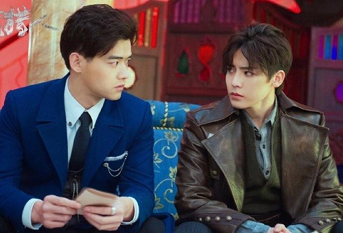 原著里江烁和秦一恒是一对神秘炒房客,总是低价买凶宅再高价卖出去