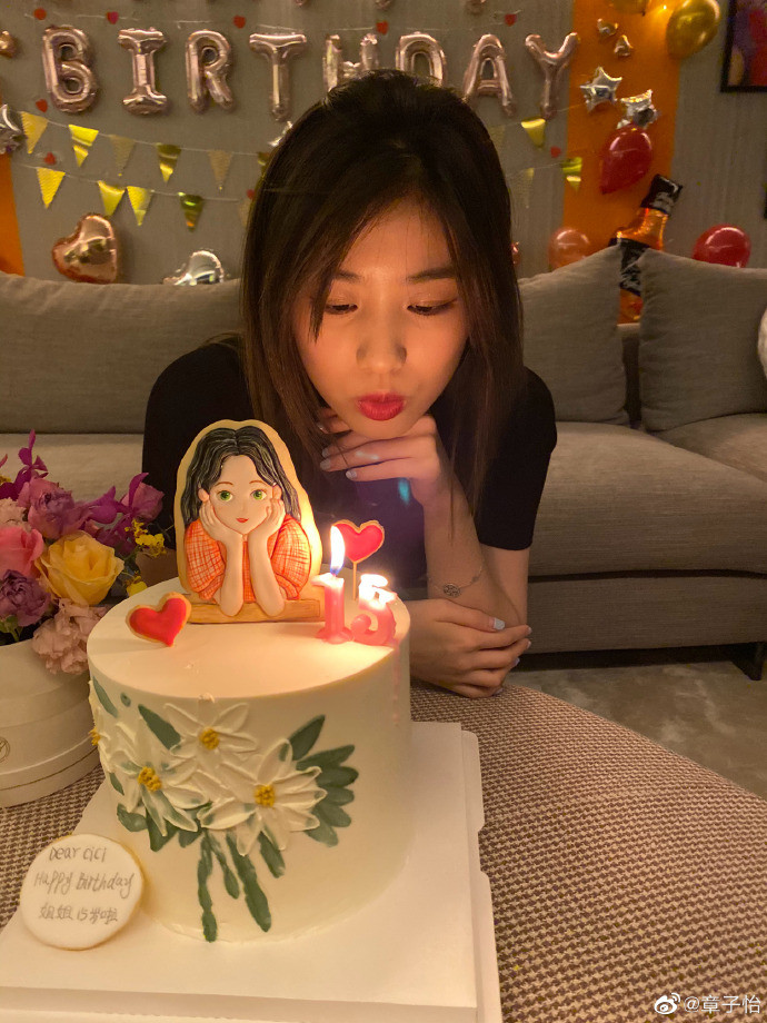  . 章子怡为继女小苹果庆生