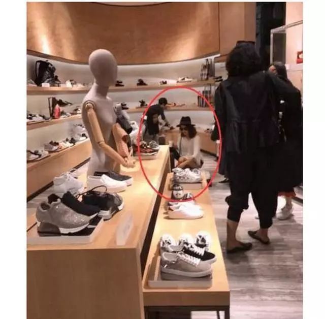  . 章子怡为继女小苹果庆生