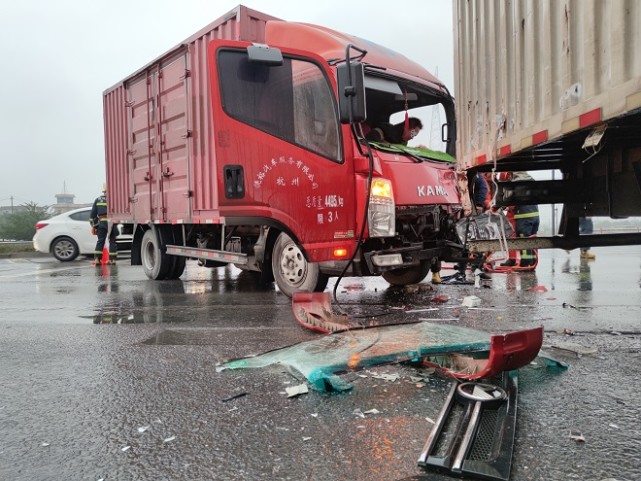 货车追尾发生事故,司机脚部被卡,消防员5分钟使他成功脱困