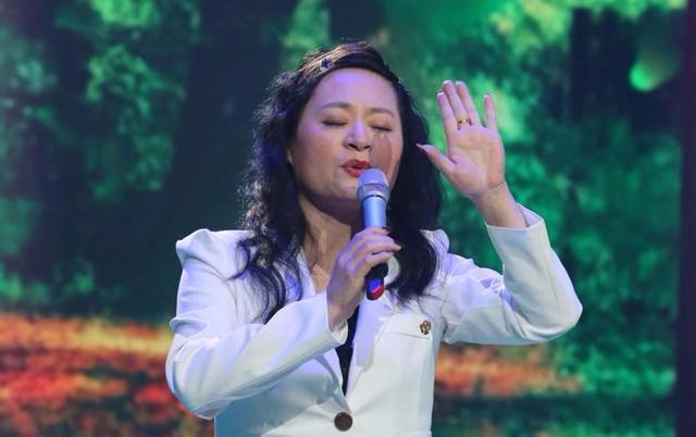 亲弟弟打成脑震荡复出遭群嘲歌后金炜玲让周立波痛哭离场