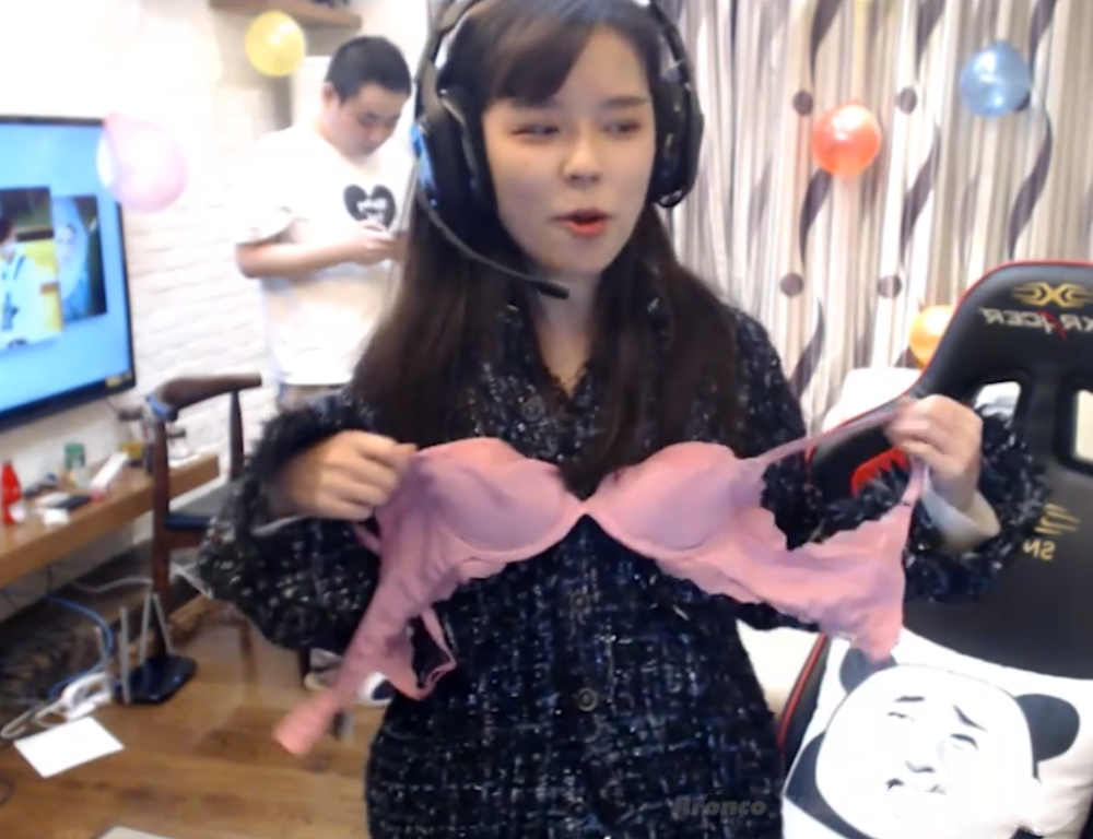 沫子自曝不是36d现场拿出衣服看标签看到上面的字母粉丝笑哭