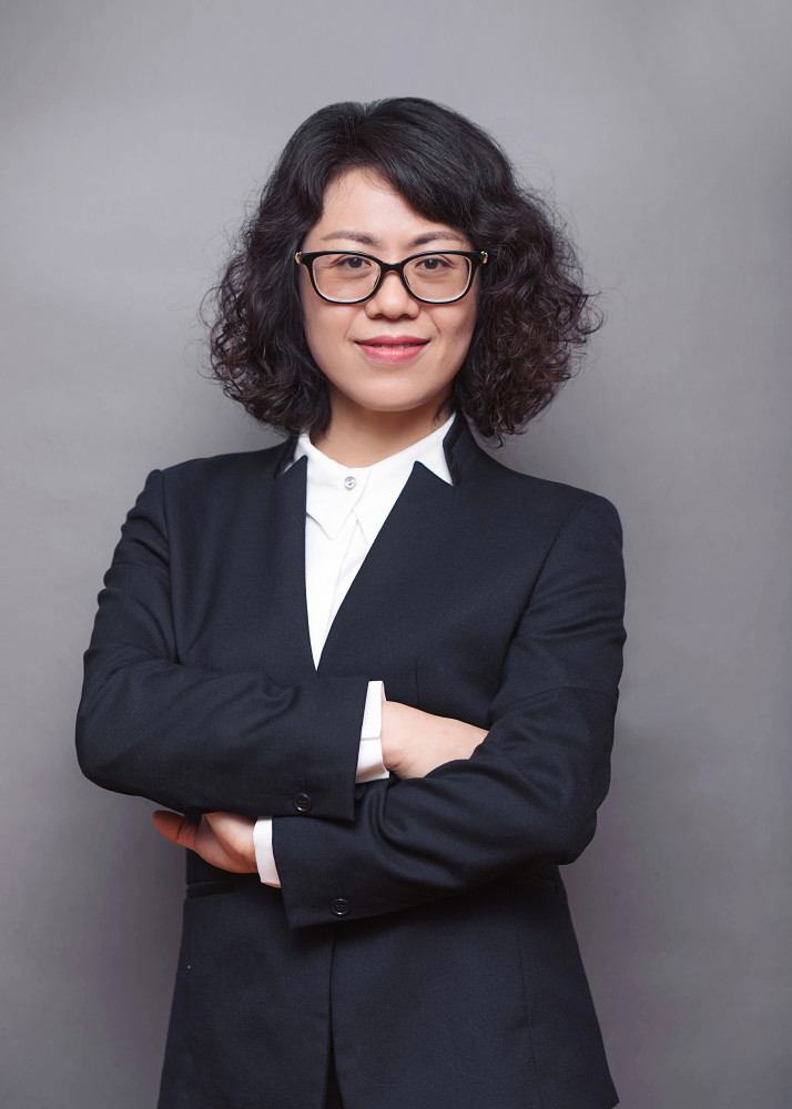 指挥广州市合唱协会理事,大榕树童声合唱团指挥张吉玲老师