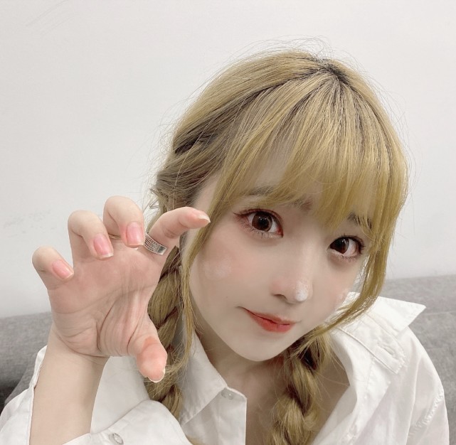 郝一点素颜出镜,平平无奇似路人,网友:就这,还能当总裁娇妻?