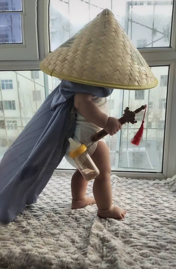 "尿不湿大侠"火了!跨奶瓶仗剑走天涯,网友笑翻:走一路尿一路