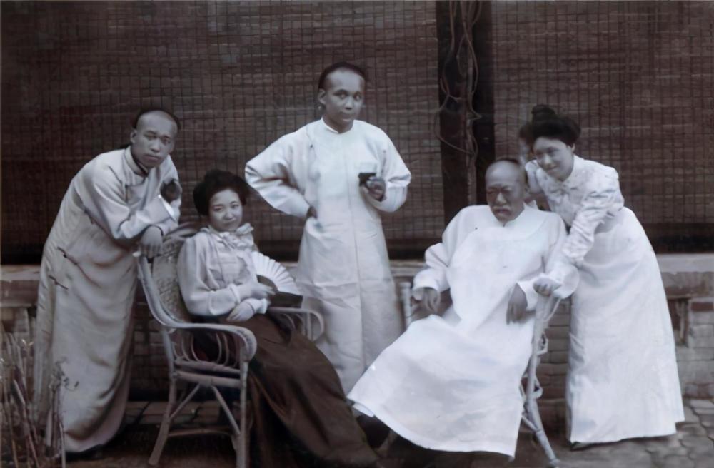 慈禧翻译官裕容龄:被誉为蝴蝶舞后,与太监相恋,晚年被打断双腿