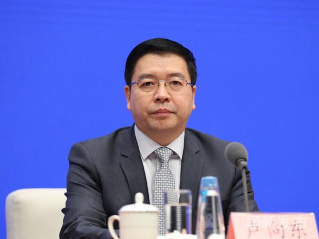 如何解决老年人面临的“数字鸿沟”？国办电子政务办公室主任回应_腾讯新闻
