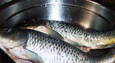 步骤  : 将鱼身两面切成月牙形花刀.