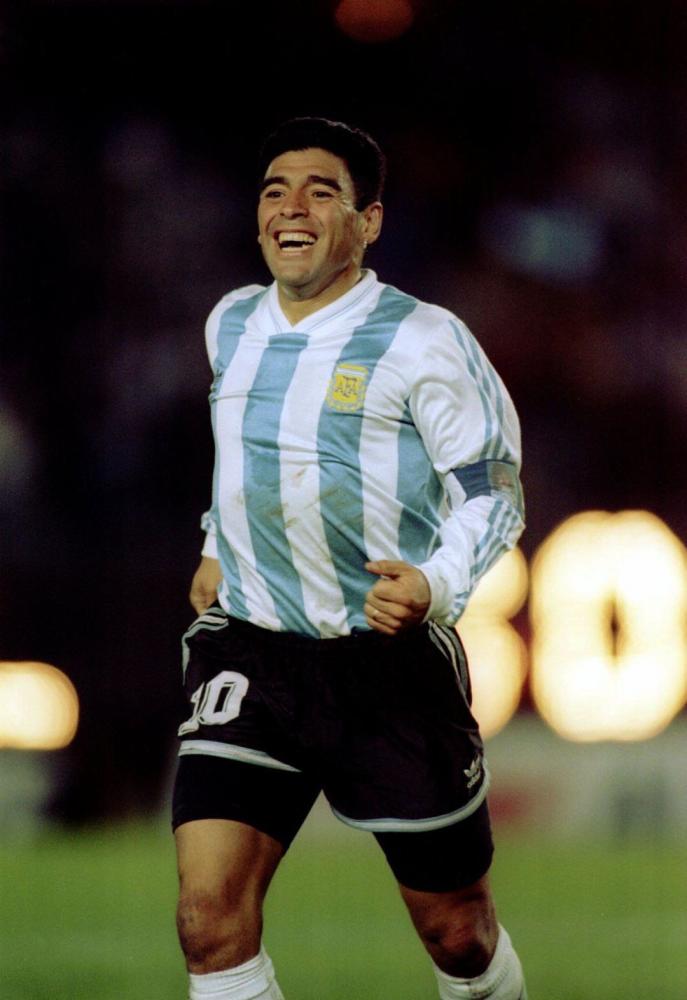 你创造的"上帝之手"进球,上帝却用来带走你,致敬马拉多纳