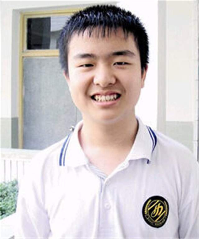 当年的五道杠少年和不屑弟近况如何一个民办一个哈佛