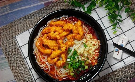 一碗热腾腾的酥肉米线:好吃又过瘾,吃完浑身暖