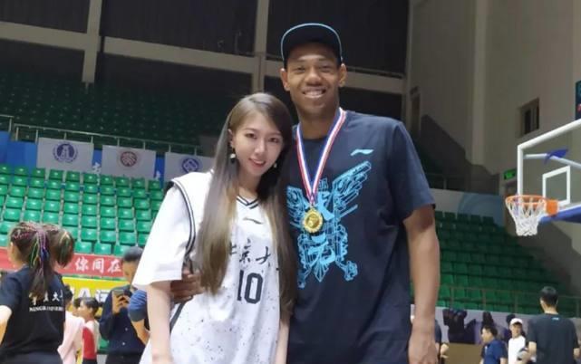 说起祝铭震,他的母亲是一位中国人,父亲则是一位乌干达人,当时他的