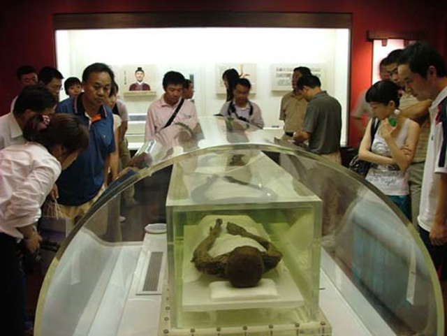 施工队挖出千年汉墓,开棺时看见一条大白腿,吓的专家急忙封棺_腾讯