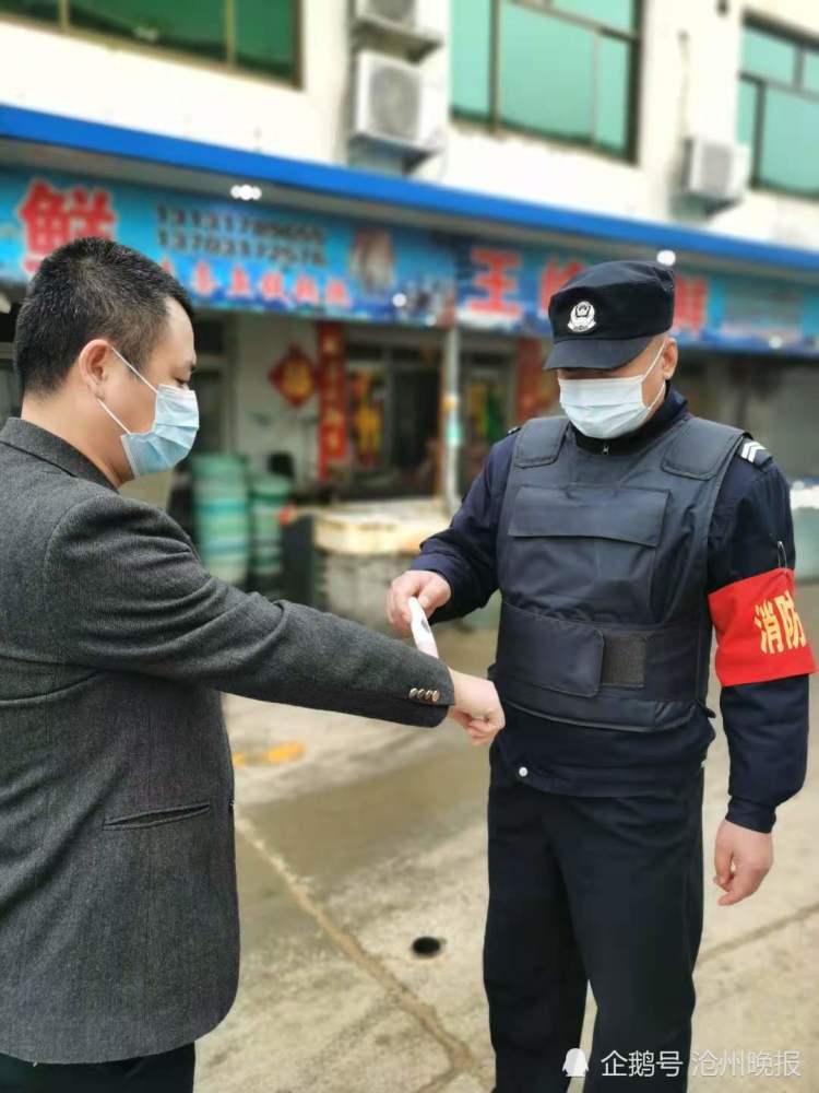 四合菜市场保安徐文新成网红戴好口罩的硬核提醒挺暖心