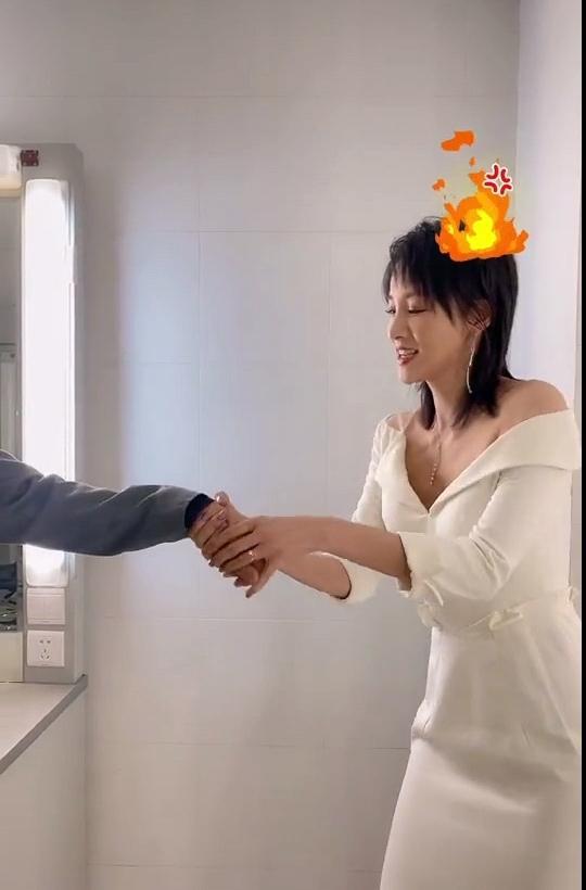 薛之谦前女友与陈龙秀恩爱深v白裙像没穿内衣老公一把搂怀里